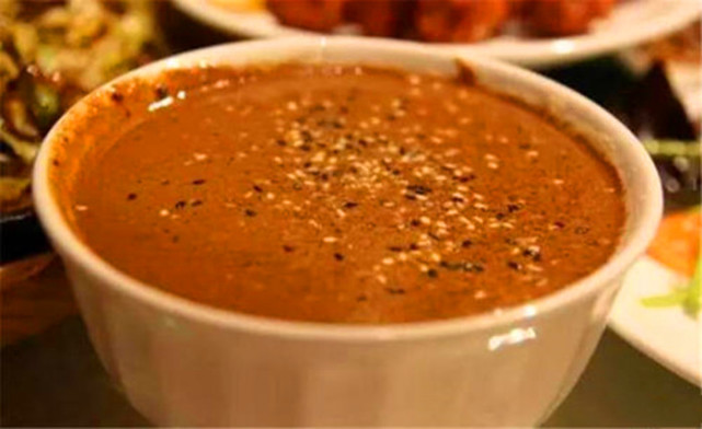 炒茶面前,先把上乘的小米拣过,淘净,然后倒入筛子控去水分,再用干净的