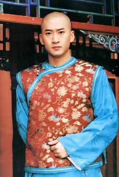 1997年周杰被琼瑶选中出演电视剧中正直又痴情的福尔康,火爆全国.