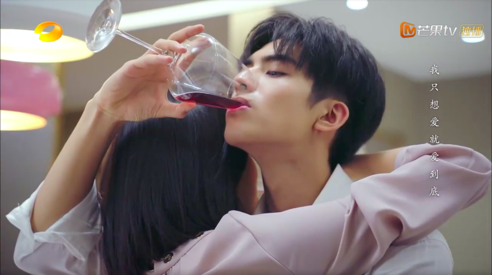 元宋贺繁星相拥喝大交杯贺繁星上前亲自示范元宋紧张到不知所措