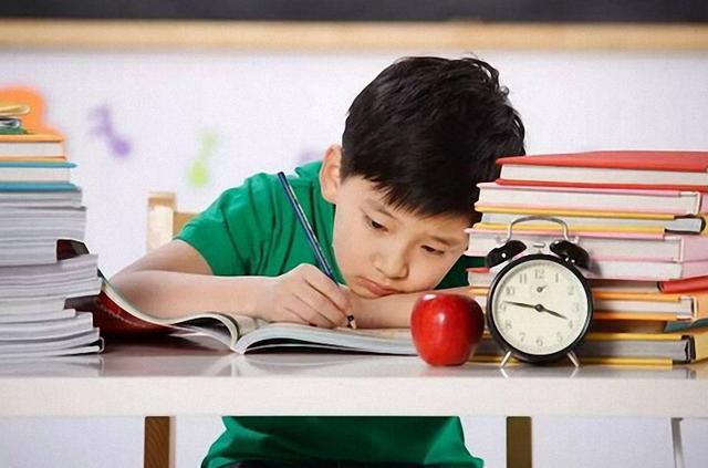 孩子注意力不集中总是走神,成绩一路下滑,试试几个办法?