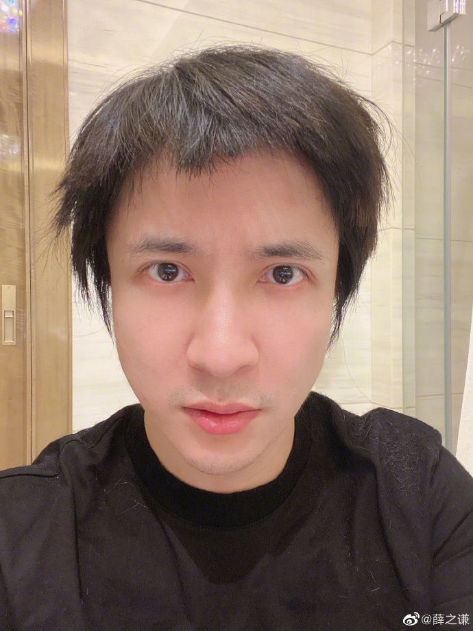 只见他非常专业的拿着理发工具为儿子剪着头发,薛之谦的爸爸虽然正脸