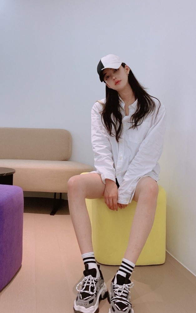 潘南奎身穿黑色紧身露脐装搭黑色紧身瑜伽裤 活力显身材