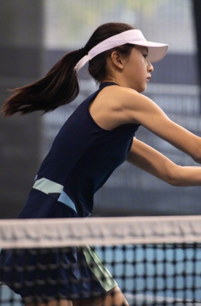 网球少女森碟打网球身穿背心大秀肌肉线条干练马尾显得精神