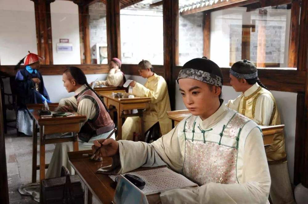 范进究竟遭遇了什么,为何中了个小小的举人,就高兴得发疯