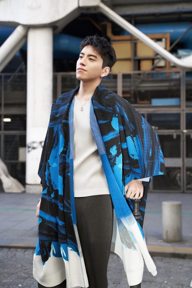 王大陆受邀出席三宅一生2020秋冬男装大秀,身穿湛蓝色和风外套,跳跃玩