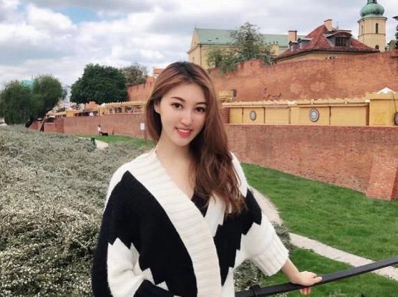 港姐何艳娟晒照屡穿旧衣,与差39岁富豪离异惨兮兮?