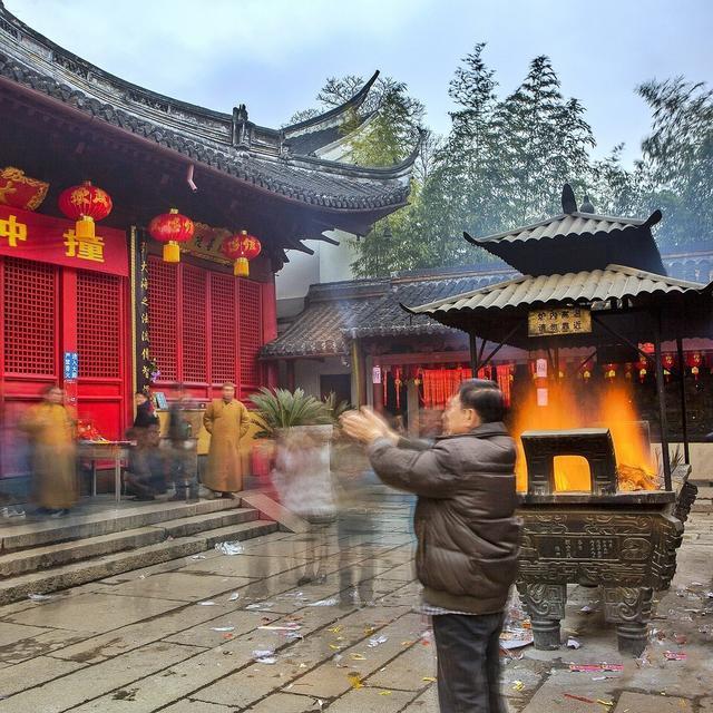 我国最"黑心"的寺庙,香火钱多到每天麻袋装不完,和