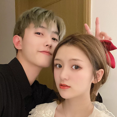 允恩晒洗脸情侣合影,不料被袖口的"血迹"抢镜,这是经历了啥