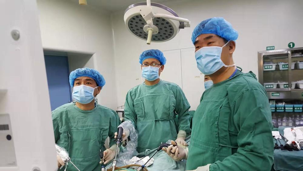 赵世辉和同事们在做手术