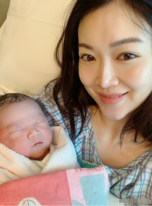 香港小姐叶翠翠官宣生三胎她是赵薇老公前女友四年连生三子