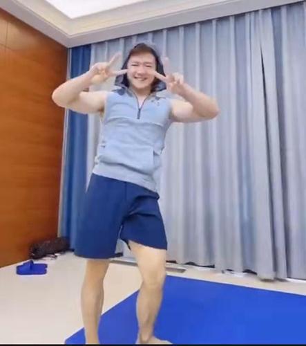 奥运冠军陈一冰展单手倒立肌肉线条优美反手比v卖萌如大男孩