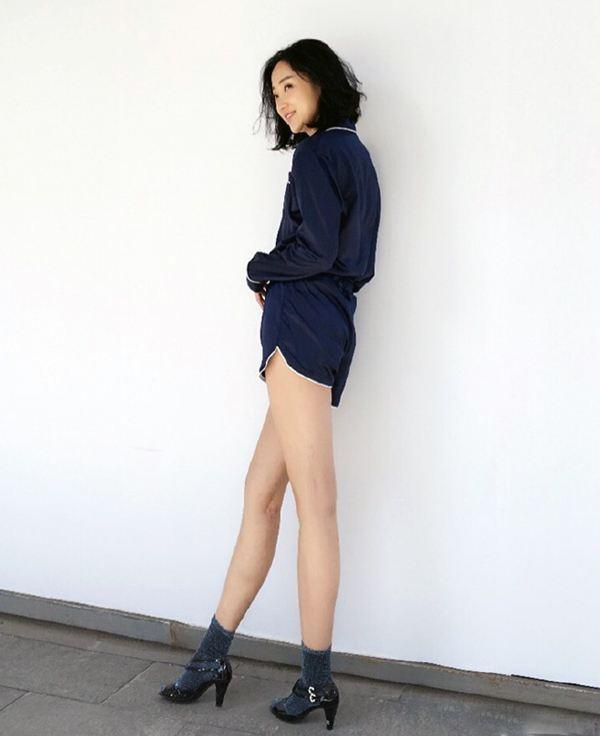 新世界关宝慧穿旗袍时髦保守那是没见她私下穿衣大胆张扬