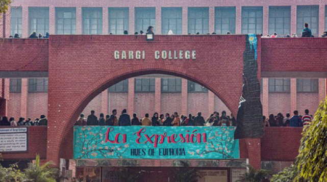 数千男性闯入新德里女子大学实施性骚扰,当地警方和学校竟无动于衷