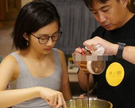 黄多多遭遇网爆后穿衣打扮越来越低调在家安心研究厨艺