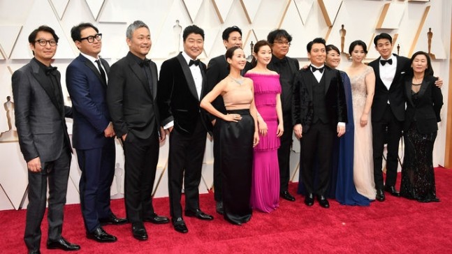 奉俊昊多次感谢妻子称婚后八年很苦多靠妻子支援