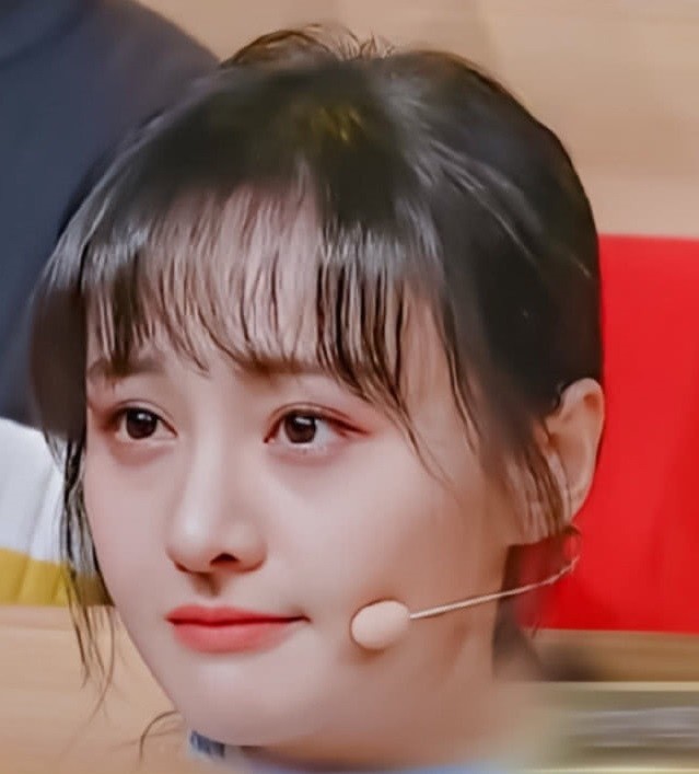 郑爽最新综艺造型曝光流苏耳环配黑白拼接裙耀眼红唇魅力无限