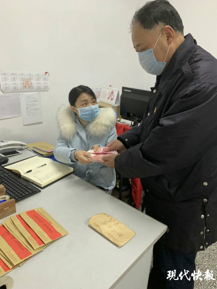 仇爱清交特殊党费 通讯员供图