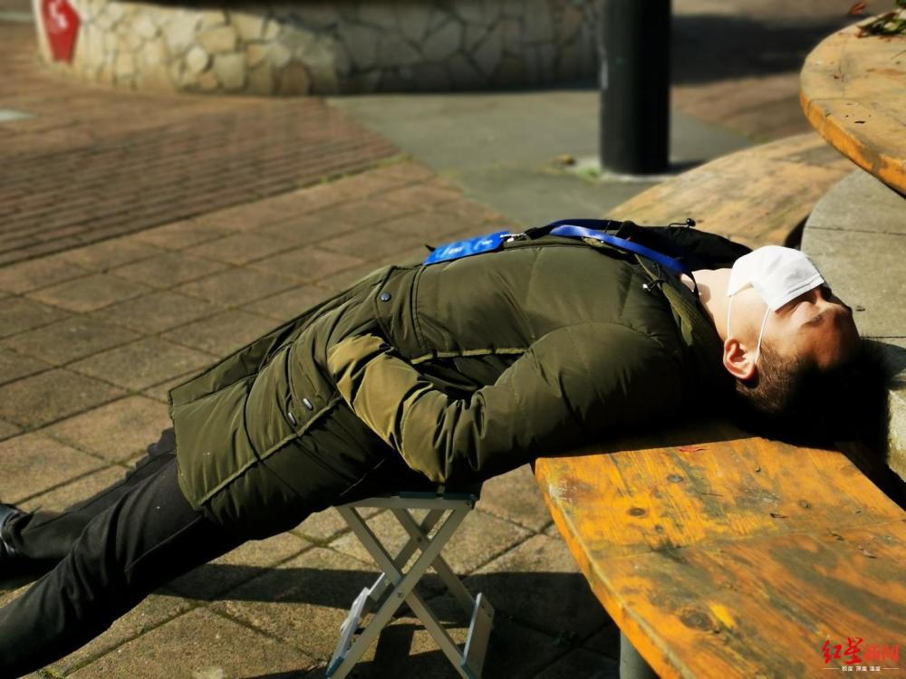 一线战"疫"评论 90后"午睡哥",你和衣而卧的姿势真帅