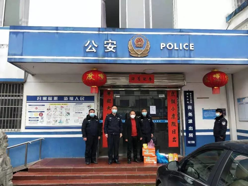 江西小伙到派出所扔下现金转身就走,网友:感动_腾讯新闻