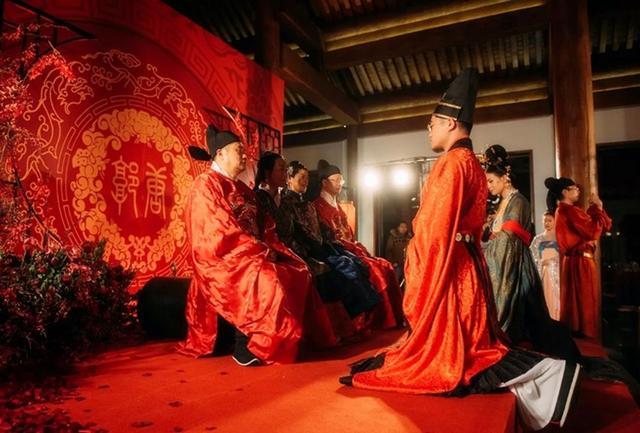 男女结婚之时,为什么一定要"一拜天地,二拜高堂,夫妻对拜"?