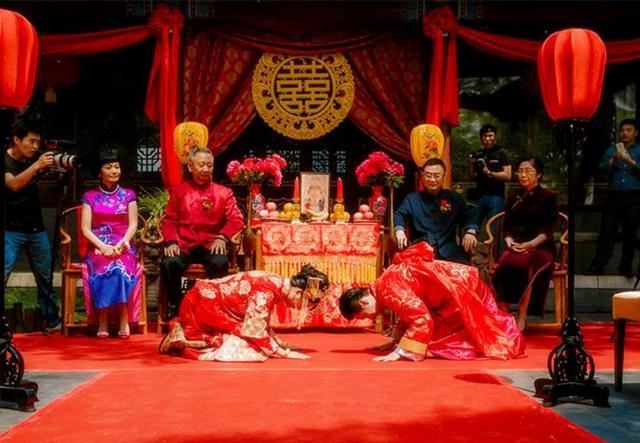 男女结婚之时,为什么一定要"一拜天地,二拜高堂,夫妻对拜"?