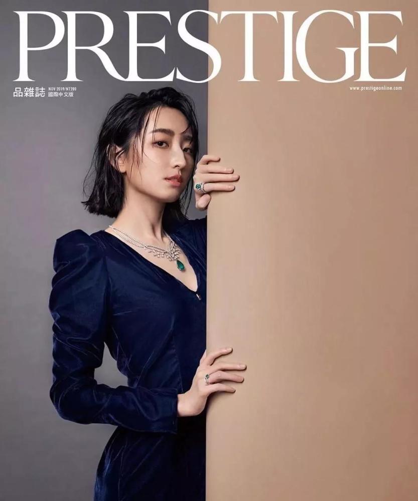 柯佳嬿一身波点衬衫连衣裙,搭配酒红色的水桶包,优雅又知性