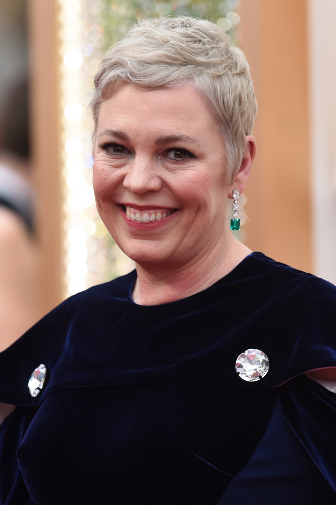 女王驾到影后奥利维娅科尔曼走奥斯卡红毯白色短发抢镜