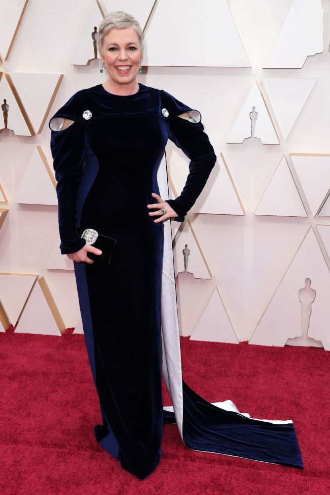 女王驾到影后奥利维娅科尔曼走奥斯卡红毯白色短发抢镜