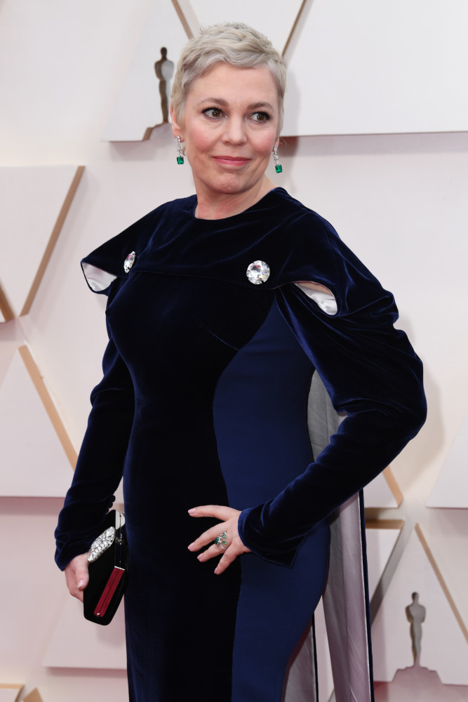 女王驾到影后奥利维娅科尔曼走奥斯卡红毯白色短发抢镜