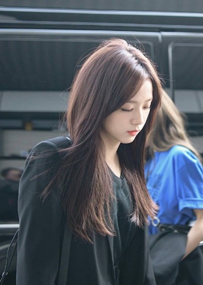 金智秀果然是气质女神,简单的灰色打底衫,也阻挡不