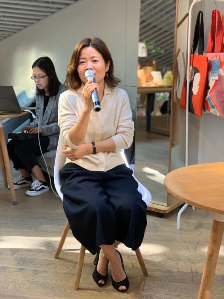 写过《重症监护室》的湖北孝感作家周芳:"我们不会投降"_腾讯新闻