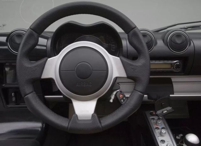 众所周知,特斯拉的第一款车型roadster是由莲花elise为基础改装而来的