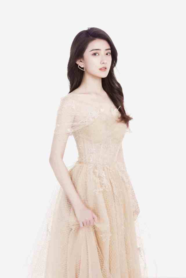 梁洁换回现代装裸色纱裙裹渔网仙气不变戴心形耳环好甜美