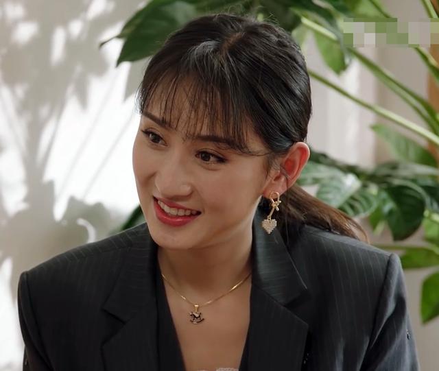 读中学的时候父亲双目失明,他便跟随做二人转演员的母亲李大美四处