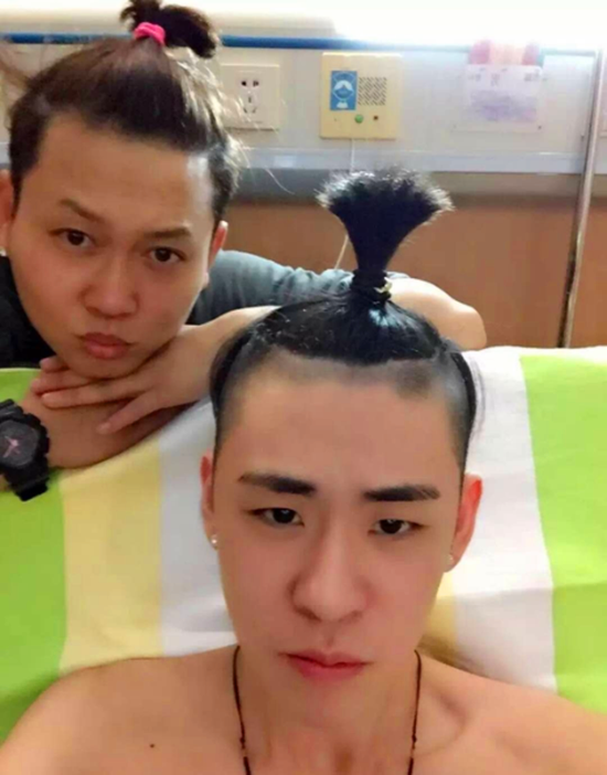 德云社"相声演员张云雷在微博晒出一张近照,并配文:"头发长得能梳辫子