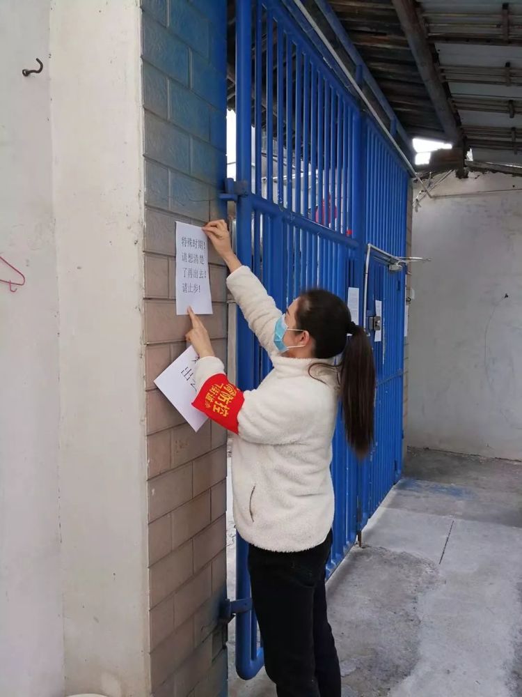 一支部邓红梅同志在杏花村社区贴宣传单