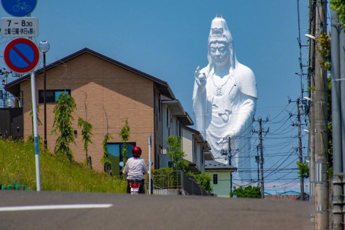 日本建巨大的观音像 仿佛在监视着市民的一举一动 看着十分诡异 腾讯新闻