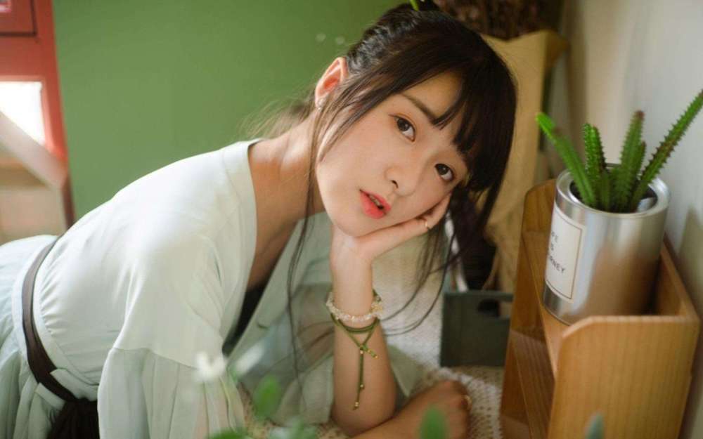 还记得长江七号里的周小狄吗12年过去了她变成女神