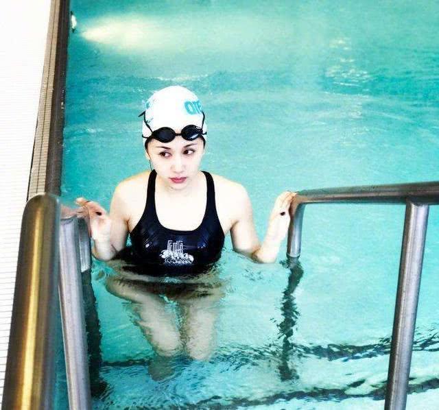 方面王子文是出了名的运动狂魔,擅长各种各样的运动,瑜伽,跑步,游泳等