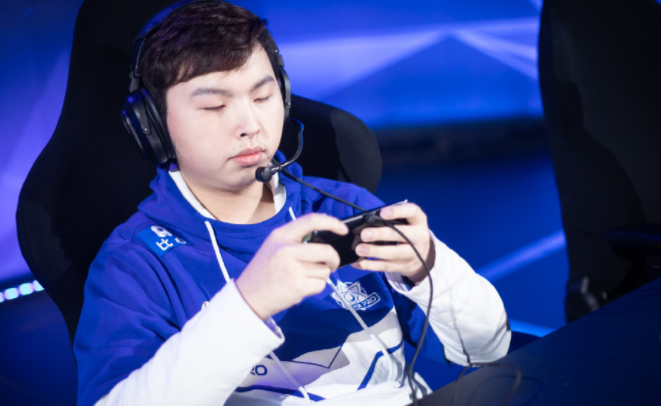 花海疑似被奶茶针对放弃野核改走蓝领打野新人包子颇受宠爱