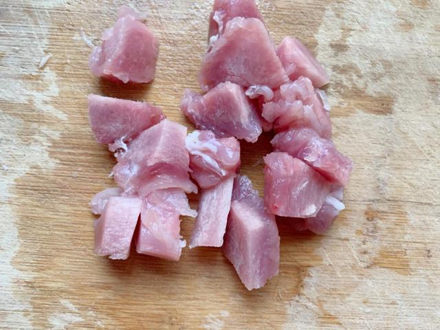 3,猪肉洗净,用到切成小块,尽量切成比较小的肉块,这样比较好炒,准备待