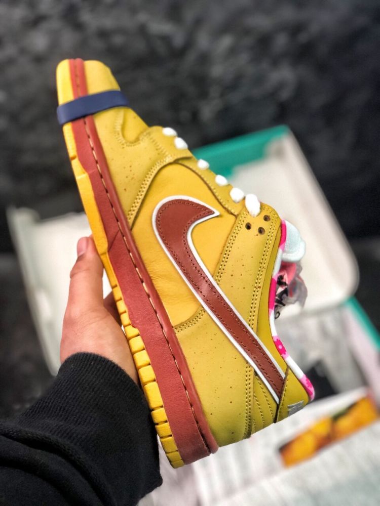 这双nike dunk sb黄龙虾配色,低帮鞋身以麂皮材质呈现,鞋面以亮黄色