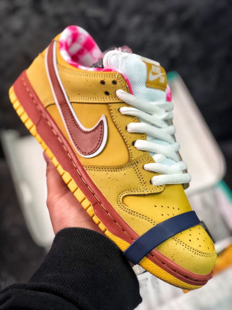 这双nike dunk sb黄龙虾配色,低帮鞋身以麂皮材质呈现,鞋面以亮黄色