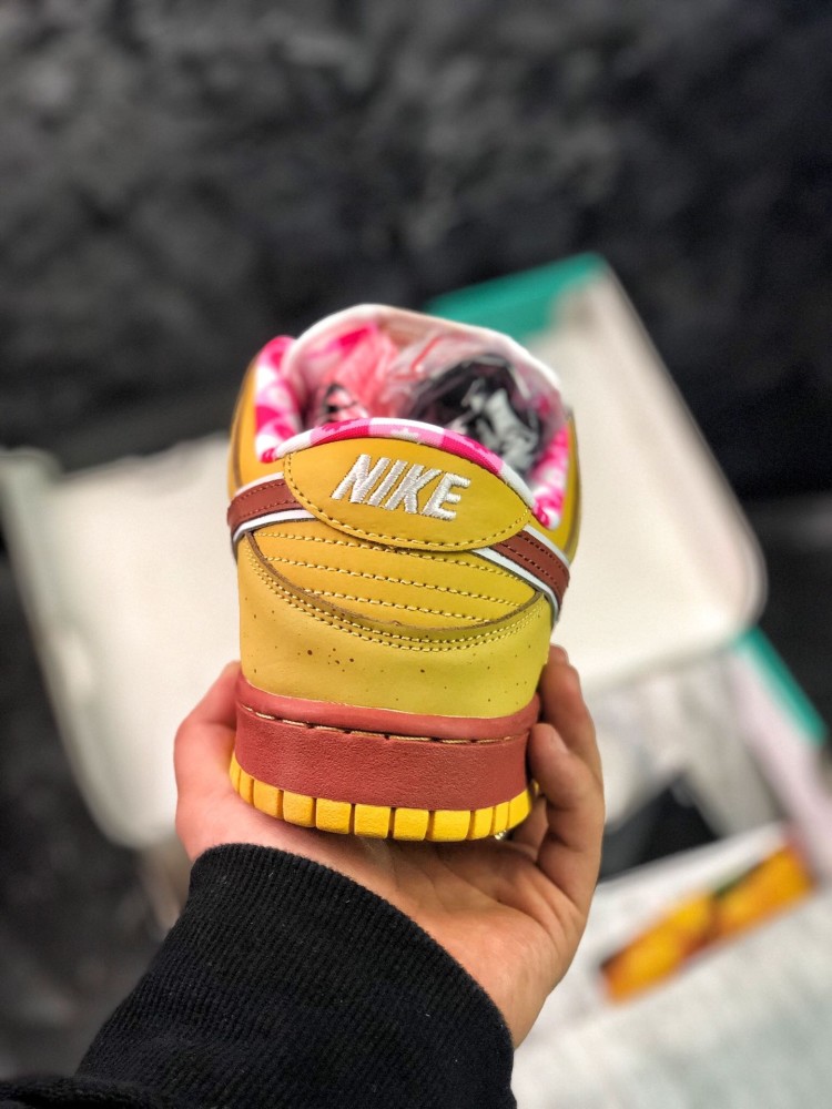 这双nike dunk sb黄龙虾配色,低帮鞋身以麂皮材质呈现,鞋面以亮黄色
