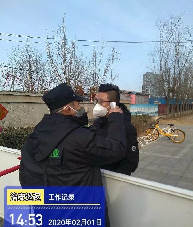 由于特殊时期人手不足,保安队长谢建利从春节起一天没休息.