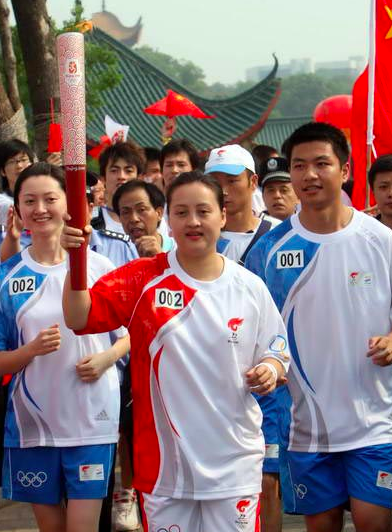 羽毛球奥运冠军龚智超罕见露面身材发福在家里打球健身