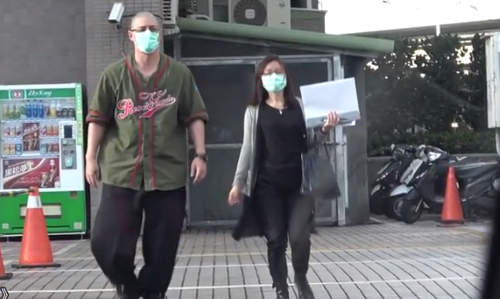 蒋友柏被曝现身月子中心出轨5年的女助理却一点孕味都没有