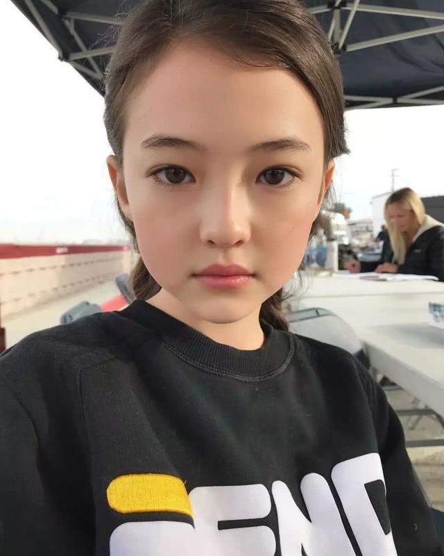 這位混血小蘿莉,年僅12歲便是時尚圈炙手可熱的小模特