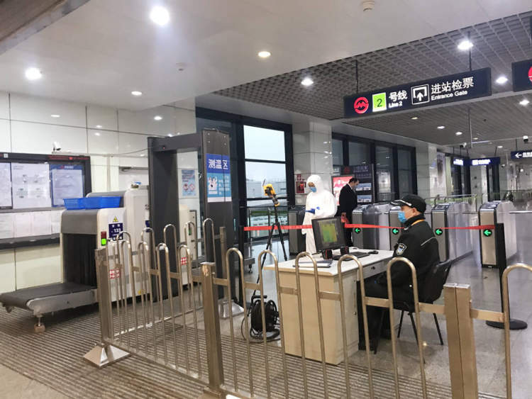 浦东机场出发层乘客很少,走一圈被量了三次体温
