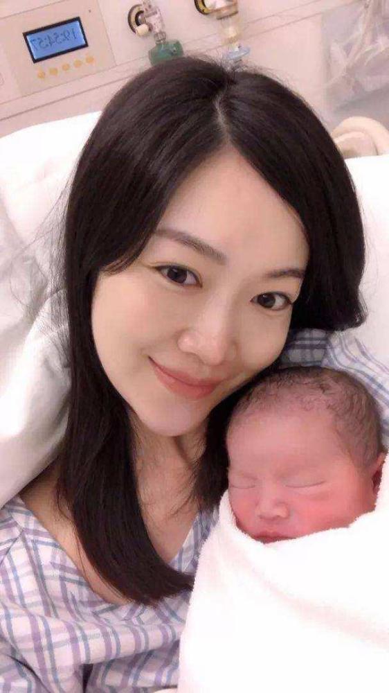 前港姐叶翠翠为富豪老公生下三胎儿子曾与赵薇老公谈过恋爱